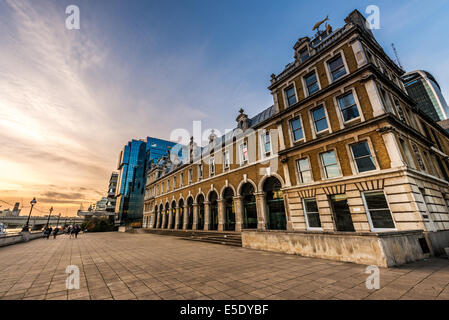 Old Billingsgate Market au coucher du soleil. Autrefois le plus grand marché aux poissons, c'est maintenant un lieu d'hospitalité et d'événements Banque D'Images