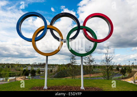 Les anneaux olympiques à l'intérieur du Parc Olympique Queen Elizabeth dans l'Est de Londres, le site de l'été 2012 Jeux Olympiques et Paralympiques. Banque D'Images