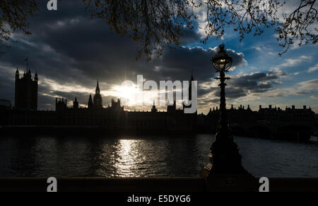 Big Ben et les chambres du Parlement vu en silhouette au coucher du soleil à partir de la rive sud de la Tamise. Banque D'Images