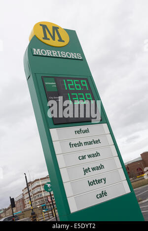 Supermarché Morrisons station carburant à Black Horse Street, Bolton. La station est un ajout récent pour les installations. Banque D'Images