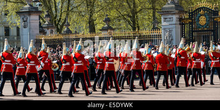 Relève de la garde à Buckingham Palace est une cérémonie de la nouvelle garde modifier avec la vieille garde. Banque D'Images