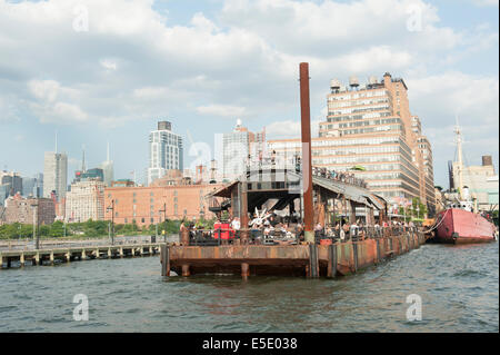 Pier 66 dans la rivière Hudson est un bar et restaurant sur un chemin de fer historique avec le chaland lightship Poêle amarré à quai. Banque D'Images