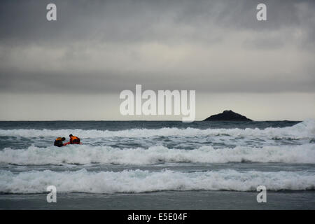 Bateau gonflable avec 2 scoutisme sauveteurs de la côte au cours de l'hiver annuel du Dunedin Plongeon polaire qui s'est tenue à St Clair Esplanade Banque D'Images