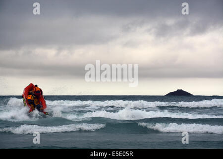 Bateau gonflable avec 2 scoutisme sauveteurs de la côte au cours de l'hiver annuel du Dunedin Plongeon polaire qui s'est tenue à St Clair Esplanade Banque D'Images