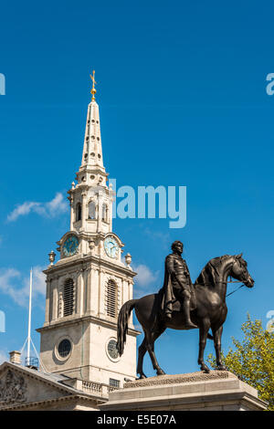 De Trafalgar Square, la statue du roi George IV à cheval et St Martin in the Fields, Londres l'église Banque D'Images