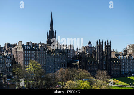 Le moyeu, salle de l'Assemblée et la vieille ville d'Édimbourg vue depuis le Scott Monument. Le moyeu, en haut du Royal Mile d'Édimbourg Banque D'Images