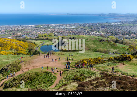 Vues sur l'est du Loch Dunsapie monter le siège d'Arthur à Holyrood Park, a royal park dans le centre d'Édimbourg. Banque D'Images