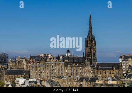 Le clocher gothique du moyeu, anciennement Tolbooth Kirk (église) domine le paysage de la vieille ville d'Édimbourg. Banque D'Images