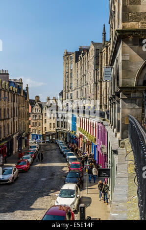 Victoria Street Edinburgh est célèbre pour ses points de multi-couleur avec Victoria exposée à un niveau supérieur. Banque D'Images