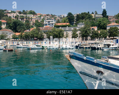 Petit port méditerranéen d'Herceg Novi Monténégro en ville avec l'eau turquoise et de pêche de premier plan sur le nez du bateau Banque D'Images