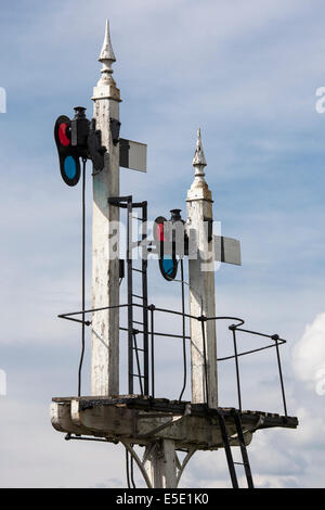 Style vieux signaux ferroviaires trackside sémaphore. Banque D'Images