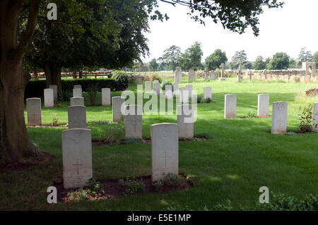 Tombes de guerre de Middleton Stoney churchyard, Oxfordshire, England, UK Banque D'Images