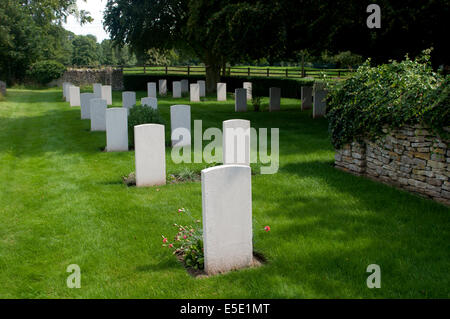 Tombes de guerre de Middleton Stoney churchyard, Oxfordshire, England, UK Banque D'Images