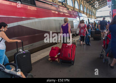 Paris, France, personnes à bord du TGV train à grande vitesse, thalys eurostar (vers Amsterdam), à la Gare de Nord, femme marchant, valises, Banque D'Images