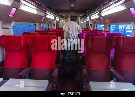 Paris, France, Senior Man à l'intérieur du TGV Bullet train, Thalys (à Amsterdam), à la gare 'Gare du Nord', les personnes en train à grande vitesse, Banque D'Images