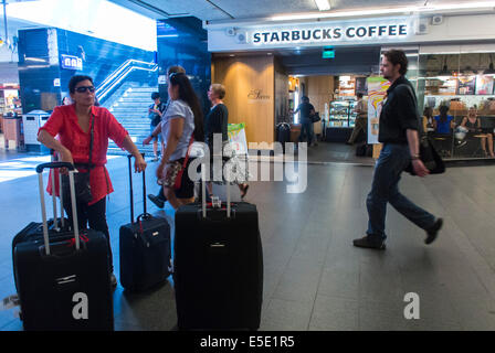 Amsterdam, Hollande, pays-Bas, touristes avec bagages sur roues, à l'intérieur de la gare centrale, valises de personnes, voyage en train mondial Banque D'Images