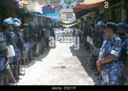 Varanasi, Inde. 29 juillet, 2014. La CRFP sur stand-guard à où les musulmans offrent Namaz à Varanasi pour maintenir la paix et l'ordre. Credit : Somit, Bardhan/Pacific Press/Alamy Live News Banque D'Images