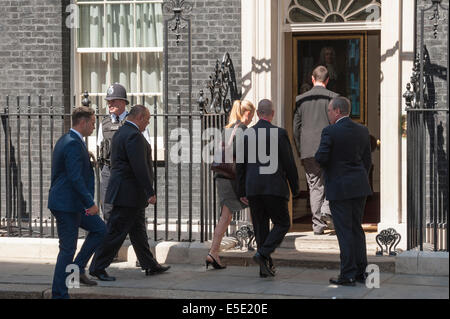 Downing Street, London, UK. 29 juillet 2014. Les familles britanniques du vol Malaysia Airlines MH17 recueillir au 10 Downing Street pour rencontrer David Cameron. Credit : Lee Thomas/Alamy Live News Banque D'Images