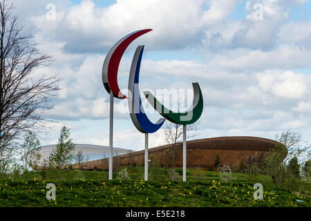 Le symbole des Jeux Paralympiques est composé de trois "agitos', de couleur rouge, bleu et vert, encerclant un seul point Banque D'Images
