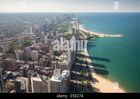 Horizon de Chicago sur une chaude journée d'été claire dans l'Illinois, USA Banque D'Images