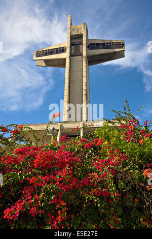 100-pieds de haut en forme de tour d'observation appelée El Vigia croix en haut de Vigia Hill 21 février 2009 à Ponce, Porto Rico. Banque D'Images