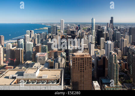 Horizon de Chicago sur une chaude journée d'été claire dans l'Illinois, USA Banque D'Images