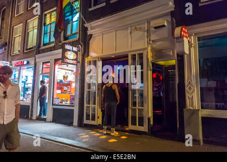 Amsterdam, Hollande, pays-Bas, Outside Street, bars gay, avant avec drapeau arc-en-ciel, rue urbaine par nuit Banque D'Images