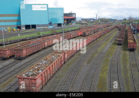Chargé de ferraille à train de fret à l'usine sidérurgique, Duisburg, Allemagne. Banque D'Images