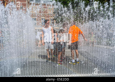 Amsterdam, Hollande, touristes enfants se rafraîchissant dans les fontaines de jardin publiques pendant la vague de chaleur estivale, ville de vague de chaleur Banque D'Images