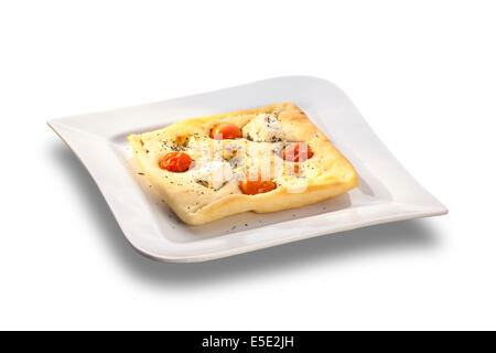 Plus de pain plat gastronomique au four avec tomates confites et fromage isolated on white plate Banque D'Images