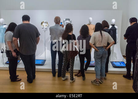 Amsterdam, Hollande, pays-Bas une foule nombreuse par derrière, visitant l'intérieur du Stedelijk Museum, Art moderne, exposition de mannequins de mode Banque D'Images