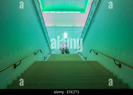 Amsterdam, Hollande, Pays-Bas, le Musée d'Art Moderne, les adolescents se rendant sur l'intérieur de l'escalade vers le haut des escaliers Banque D'Images