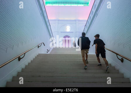 Amsterdam, Hollande, pays-Bas, le 'Stedelijk Museum', Art moderne, adolescents visitant à l'intérieur monter les escaliers, intérieurs contemporains, Banque D'Images