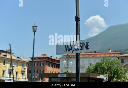 La ville de Malcesine, à signer l'arrêt de ferry sur la rive du lac de Garde Banque D'Images