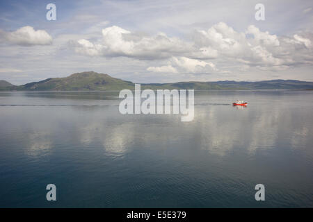 Bateau rouge et blanc en bleu sur la mer journée ensoleillée, Tobermory, Isle of Mull, îles écossaises Banque D'Images