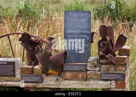 Reliques sur le mur de la craie au projet de ferme Tyneham, Dorset, Royaume-Uni en juillet Banque D'Images
