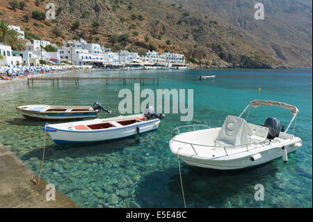 Bateaux dans la baie de Loutro, Crete Banque D'Images