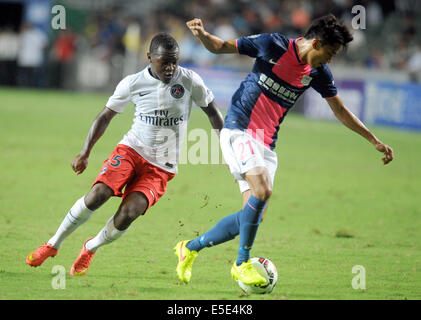 Hong Kong, Chine. 29 juillet, 2014. Hervin Ongenda (L) du Paris Saint-Germain de la France rivalise avec Tsang à Kam de Kitchee de Hong Kong de la Chine au cours d'un match amical à Hong Kong, Chine, le 29 juillet 2014. Credit : Lo Fai Ping/Xinhua/Alamy Live News Banque D'Images