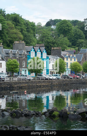 Réflexions de l'eau salée de maisons, le port de Tobermory, Isle of Mull Banque D'Images