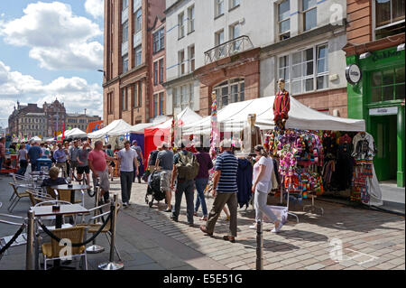 Marché international En Candleriggs dans le Merchant City Glasgow Ecosse avec des stands et des restaurants Banque D'Images
