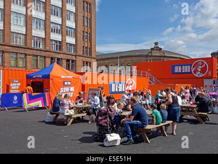 Marché international par la rue Wilson le Merchant City Glasgow Ecosse avec Barr Irn Bru, un ensemble d'ateliers Banque D'Images