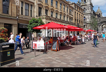 À l'extérieur Manger & boire pendant le marché international dans la rue John dans le Merchant City Glasgow Ecosse Banque D'Images