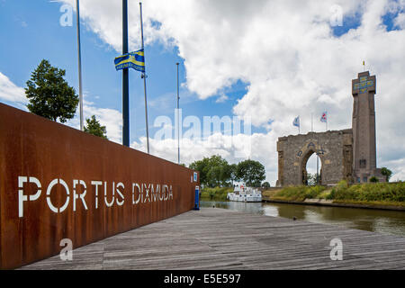 Pax Gate et IJzertoren / tour de l'Yser, Première Guerre mondiale un monument à Diksmuide / Dixmude, Flandre occidentale, Belgique Banque D'Images