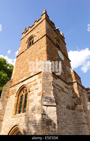 La tour de l'église de St Mary the Virgin à Pillerton Hersey, Warwickshire UK - construit de la pierre calcaire locale et cuirasse Banque D'Images