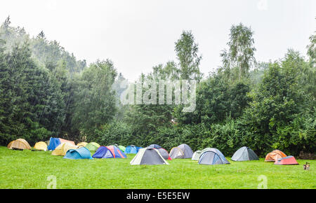 Tentes en camping sous la pluie. Banque D'Images