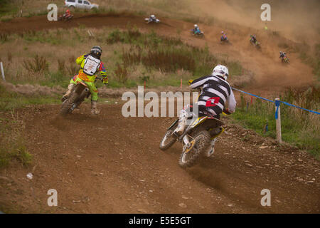Les coureurs de motocross en course sur un chemin de terre Banque D'Images