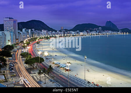 La nuit sur la plage de Copacabana à Rio de Janeiro Banque D'Images