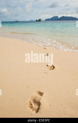 Des empreintes de pas menant de la mer sur l'île de Koh Kradan, de la province de Trang, Thaïlande Banque D'Images