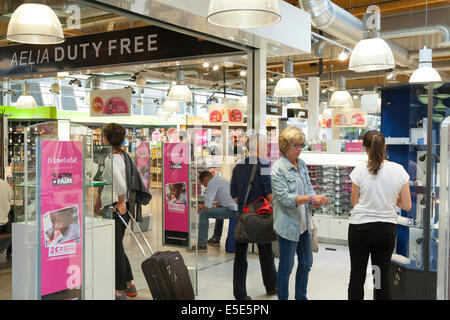 Les passagers dans la boutique duty free à l'aéroport de Bordeaux. Banque D'Images