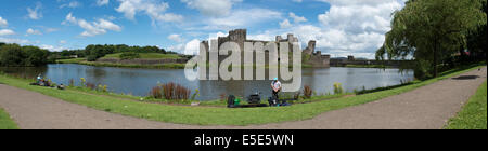 Panorama du château de Caerphilly et sa célèbre tour penchée, Mid Glamorgan, Pays de Galles, Royaume Uni sur une journée d'été avec pêcheur. Banque D'Images